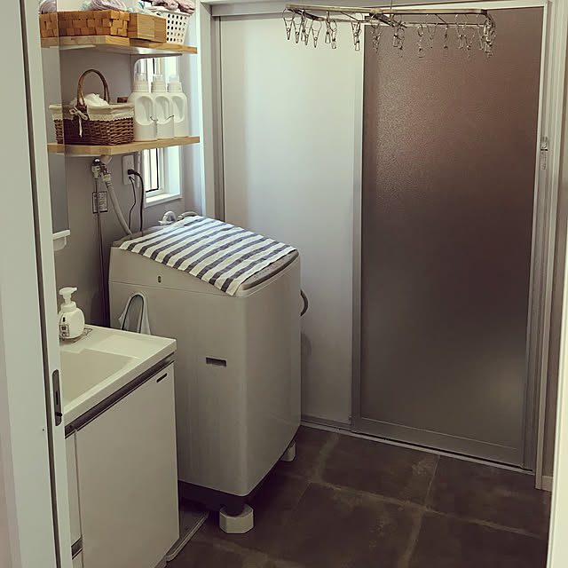 Bathroom,ホスクリーン昇降式 (操作棒タイプ),モルタルブロック,サンゲツフロアタイル,引き戸,縦滑り窓,洗面所,ホーローパネル,タカラスタンダード,生活感はあって良し,だって生活してるもの ojyoの部屋