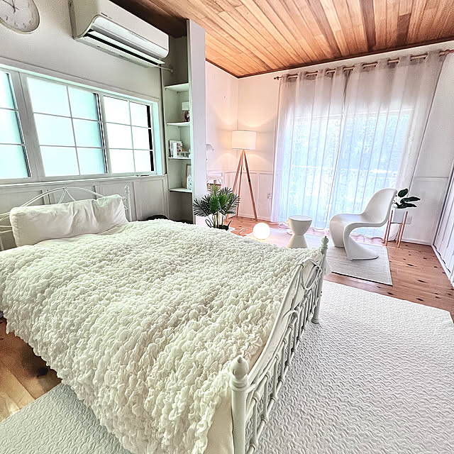 Bedroom,リネン,寝室,DIY,ホワイトインテリア,北欧インテリア,海外風インテリア,無垢材,木の家,癒しスペース,ホワイト&ウッド,心地よく暮らす工夫,クローゼット,パントンチェア,kartell,Vitra,ウィリアムモリス,デザイナーズ家具,プリンスアハスツール,アートのある暮らし,ラグ mamyuの部屋