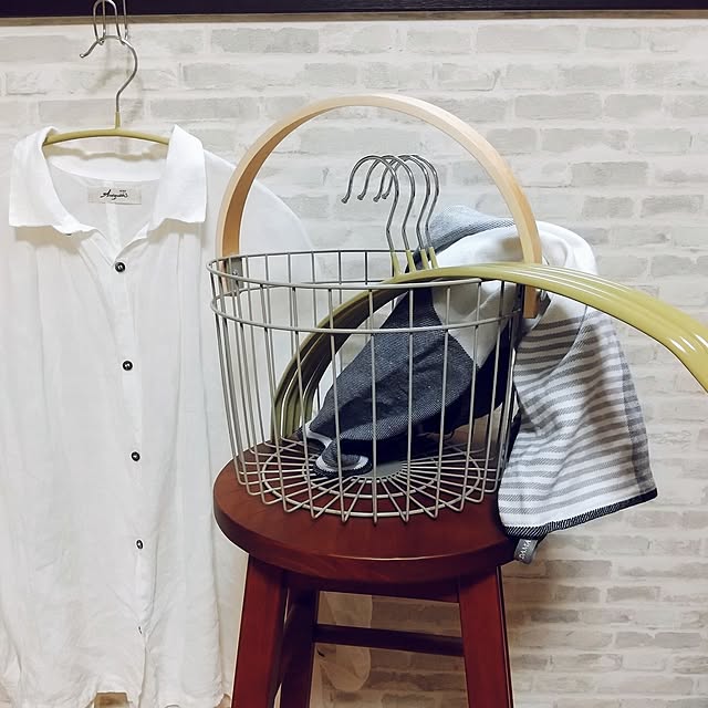 Bathroom,ダイソー,THREEPPY,スリーピー,ワイヤーバスケット,グレー,ベージュ,丸いカゴ,滑りにくいハンガー,21スタイル,スツール,壁紙屋本舗,レンガ調壁紙,百均,ジョージジェンセン　ティータオル meiの部屋