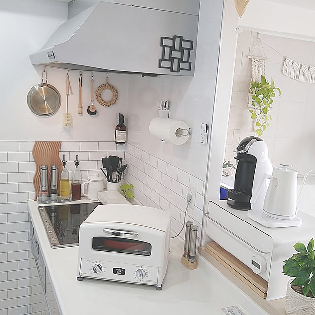 Kitchen,キッチンアイテム,マンション暮らし,子供のいる暮らし,いぬのいる暮らし,グリーンのある暮らし,ハンドメイド,マクラメ編み,エコカラット,ドルチェグスト,山善ケトル,RoomClipショピング,ケトル,レデッカーブラシ,電動ミル,Aladdinトースター,タイル風DIY,コンロ周り,ニトリ,無印良品,マーチソンヒューム,ウッドプレート,コーヒーの木,ポトス yumegu8の部屋