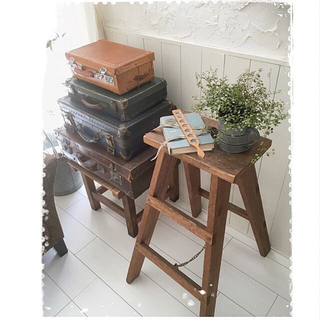 My Shelf,古物と共に暮らす,古い洋書,ラダー,革トランク4段,漆喰壁DIY mocoの部屋