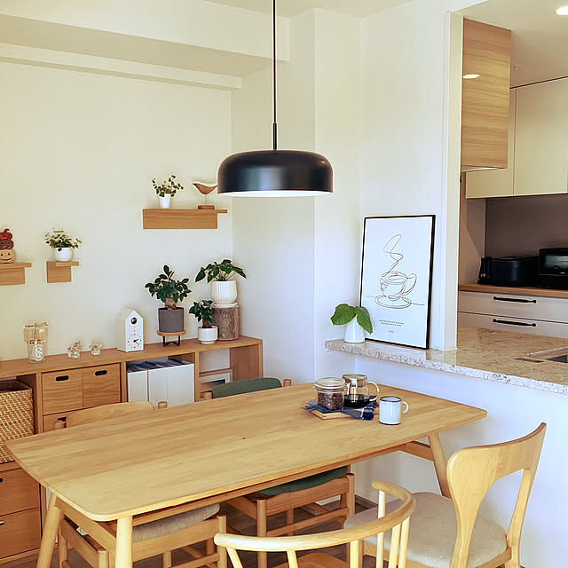 Overview,アート,観葉植物,無印良品,ナチュラル,マンション,ガジュマル,ペンダントライト,壁に付けられる家具,コーヒー,コーヒータイム,自然光,スタッキングシェルフ,くつろぎ空間,アートのある暮らし,コーヒーのある暮らし,アートのある空間,モモナチュラルダイニングテーブルチェア,コーヒーの絵,グリーン,ダイニングテーブル Anthuriumの部屋