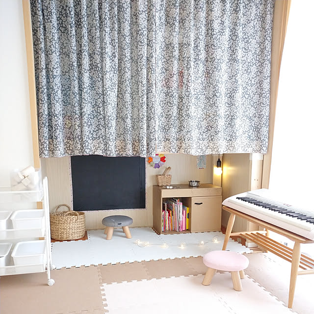 Bedroom,子供部屋&キッズスペース,きっずスペース,キッズルーム,和室,おしいれリメイク,押入れを子どもスペースに♡,ニトリのかご,スツール,キッズスツール,黒板シート,キッズキッチンDIY,キーボード,ピンク,グレイ,娘と息子,幼稚園児の部屋,カーテン手作り,セリアの収納ボックス,木と白,秘密基地,押入れ改造,豆いす,小花柄 chiiの部屋