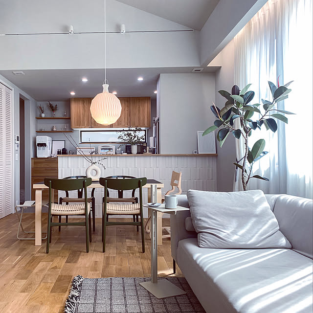 モロッコラグ,ウォータースタンド,スイージーオーク,ウッドワン スイージー,平田タイル　レシピ,平田タイル,carl hansen & sons,カールハンセン&サン,吹き抜けリビング,サイドテーブル,ジャパンディ,Artekt Stool 60,キリムラグ,2階リビング,レクリント 照明,ソファサイドテーブル,CH23,yチェア,artek テーブル,観葉植物,ナラ無垢床,leklint,ソファーのある暮らし,フィカスバーガンディ,ルイスポールセン,照明,レースカーテンだけ,レースカーテン,2Fリビング,ウルトラスエード,北欧インテリア,Lounge cone__homeの部屋