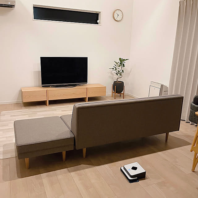 掃除,ソファー,テレビボード,きれいに保つ,シンプル,ナチュラルインテリア,木目調,建売住宅,観葉植物,ナチュラル,子どもと暮らす,夜のリビング,ブラーバ,リビング,Lounge erikaの部屋
