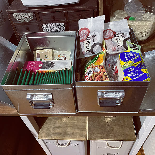 連投失礼します,お菓子収納,無印,カフェ風インテリア,棚DIY,一斗缶リメイク,トタンボックス,いいね！ありがとうございます◡̈♥︎,古道具のある暮らし,Kitchen,クレーンゲームでゲットしたコアラのマーチ meguko.ryanの部屋