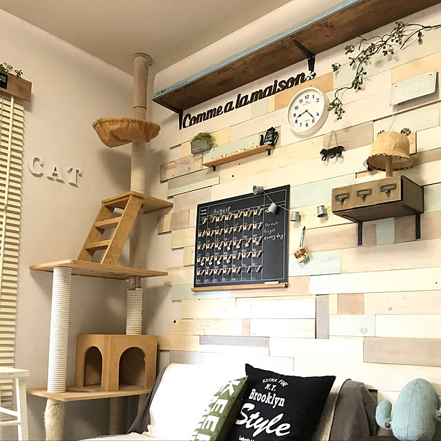 On Walls,キャットタワーリメイク,キャットタワー,キャットウォークDIY,スプラックウッド風,板壁DIY,カーテンボックスDIY,黒板シート,ねこが好き,ねこと暮らす,ダンボールでアルファベットオブジェ,ナチュラルインテリア kazaneの部屋