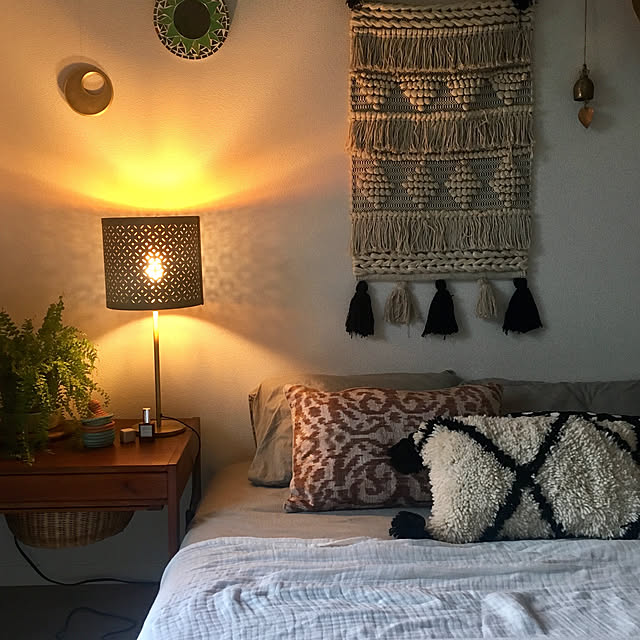 Bedroom,ベルベットクッション,アンティーク家具,ソーイングテーブル,北欧ヴィンテージ,Boho Style,simple＆natural,boho chic,BOHOインテリア,植木鉢,ベニワレンクッション,グリーンのある暮らし Kozueの部屋