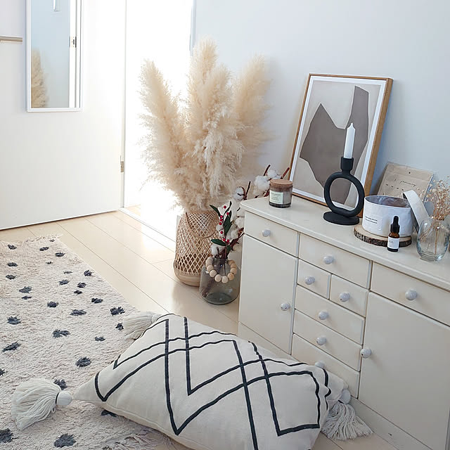 Bedroom,寝室,いつもいいねやコメありがとうございます♡,ラグ,アートパネル,ディスプレイ,パンパスグラス,ランタン,天然石フレグランス,キャンドルホルダー,コットンフラワー,ドア掛けミラー,クッションカバー,キャンバスポスター,DULTON,H&M HOME,art of black,海外インテリアに憧れる mri96の部屋