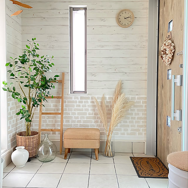玄関ドアリメイク,壁紙DIY,ラダーＤIY,エコカラットDIY,湿気対策,Entrance,ニトリのフェイクグリーン,パンパスグラス,デミジョンボトル,ニトリの時計,ナチュラルヴィンテージ,スツール,salut!,フレンステッドモビール,リボンリース,北玄関,エコカラット cherryの部屋