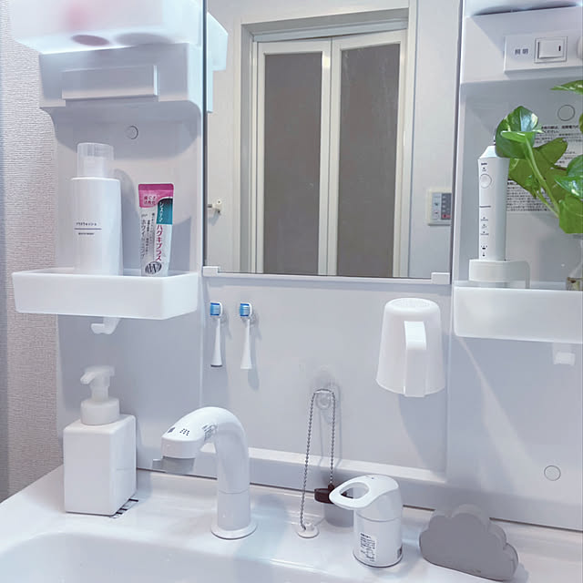 浮かせる収納,電動歯ブラシ,グリーンのある暮らし,無印良品,賃貸マンション,丁寧な暮らし,『RCカントリー倶楽部☆』,セリア,シンプル,賃貸,2LDK,断捨離,2人暮らし,Bathroom,吸水スポンジ,キャンドゥ吸水スポンジ,クラウドスポンジ akoの部屋