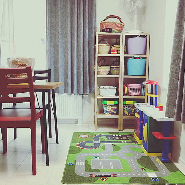 おもちゃスペース,こどもと暮らす。,かご収納,ブルキナバスケット,黒い椅子,赤い椅子,こどものいる暮らし,IKEA,ダイニングテーブル,ダイニングチェア,おもちゃ収納,シェルフユニット tama0203の部屋