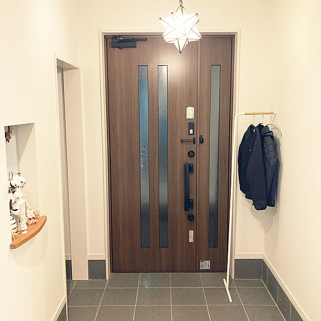 Entrance,tower,ハンガーラック,北欧,花,ナチュラル,木製,飾り棚,クリスマス,シンプル,花びん,ディスプレイ,ドライフラワー,冬支度,ペンダントライト,注文住宅,冬 Yasunaの部屋