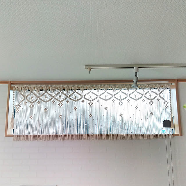 マクラメ編みDIY,マクラメ,突っ張り棒にカーテン,ハンドメイド,手作りカーテン,窓,リビングの窓,Lounge,LIXIL窓,マクラメのれん h.t.の部屋