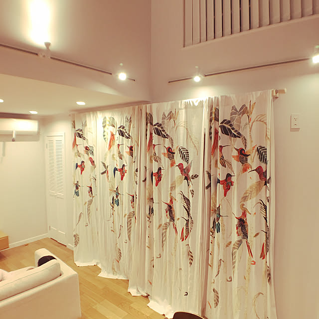 Lounge,スポットライト,輸入カーテン,海のある暮らし,吹き抜けのある家,アンソロポロジーのカーテン,Anthropologie shihoの部屋