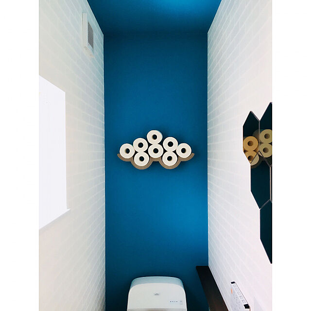 トイレをワンランクアップ 魅せるトイレットペーパー収納 Roomclip Mag 暮らしとインテリアのwebマガジン