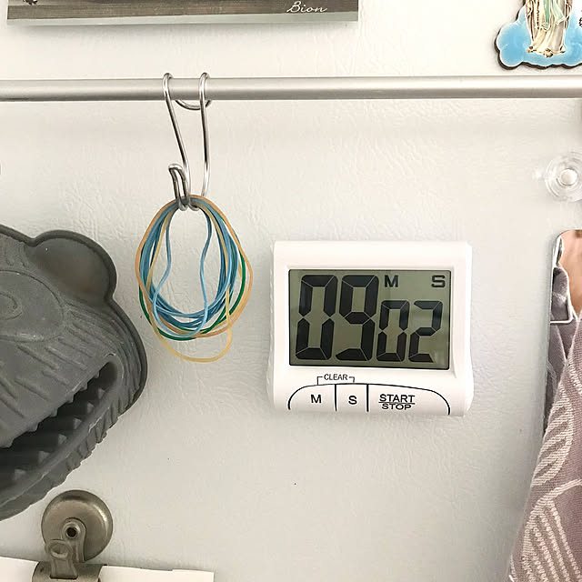 賃貸インテリア,謎の9分2秒,キッチンタイマー,ダイソーキッチンタイマー,キッチンクロス,シリコン鍋つかみ,輪ゴムホルダー,冷蔵庫の横,Kitchen oiseauxの部屋