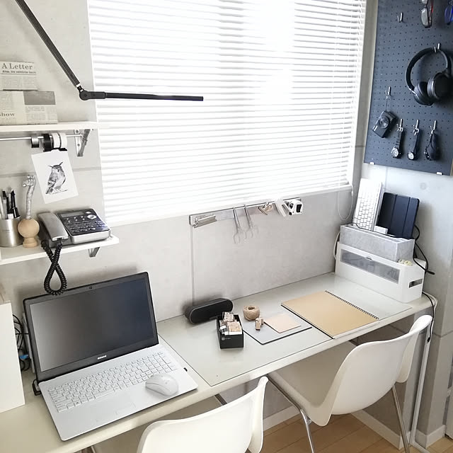 My Desk,ワークデスク,パソコンデスク,宿題スペース,作り付けデスク,棚DIY,ケーブルボックス,ケーブル収納,ルーター隠し,Wi-Fiルーター隠し,デスクライト,IKEA,マスキングテープ収納,マグネットバー,有孔ボード,パソコン周り,モノトーン,コンクリート風壁紙,無印良品,ニトリ,グレー,チェア milの部屋