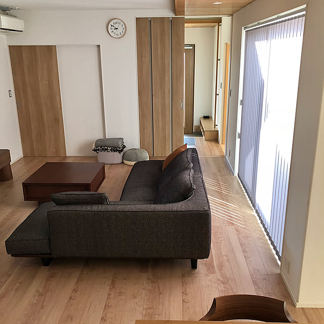 Lounge,ミニプーフ,IDEE,板張り天井,MUUTO,バーチカルブラインド,リキクロック,ニチベイ,中庭のある家,フクラ,Dフロア メープル hanaの部屋
