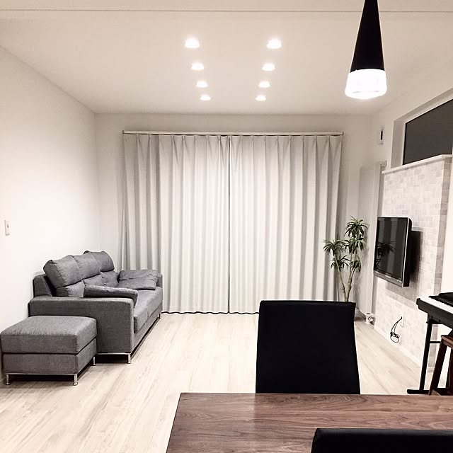 Lounge,壁付けTV,テレビ,折上天井,折上げ天井,折り上げ天井,フェイクグリーン,ニトリのカーテン,レガートスクエア,カーテン,ソファ,ウォールナット,DIY,Dフロア チェスナット,LIXIL,シンプルライフ,壁掛け,白い床,シンプルな暮らし,シンプルモダン,ダイニングテーブル,レンガ壁紙,シンプル,アクセントクロス,マイホーム記録,simple,ニトリ,ラシッサDフロア,アクセントクロス リビング,壁掛けテレビ,ソファー,チェスナット,マイホーム,モダン orihoshiの部屋