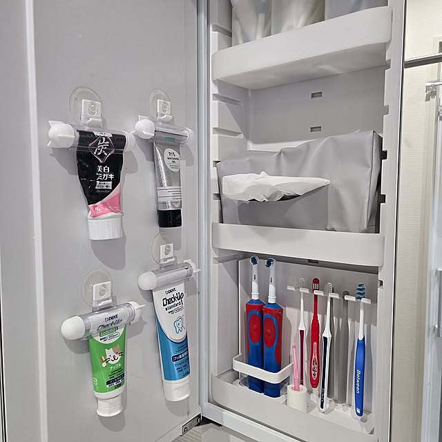 Bathroom,ティッシュケース,ホワイトグレー,ホワイトインテリア,洗面台,TOTO 洗面台,歯ブラシスタンド,歯ブラシ収納,歯みがき粉,扉裏収納,取り出しやすい収納,清潔を保つ,お手入れ簡単,電動歯ブラシ置き,DAISO商品,ティッシュ置き場,吊るす収納,タワー tower maruの部屋