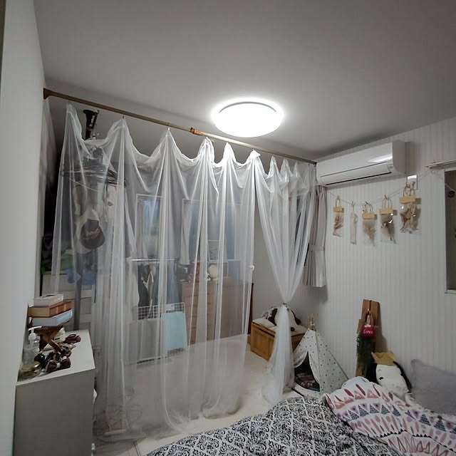 Bedroom,カーテンで 部屋を仕切ります,ウォーキングクローゼット風,IKEAカーテン,仕切り,ウォーキングクローゼット nrsim+kmymの部屋