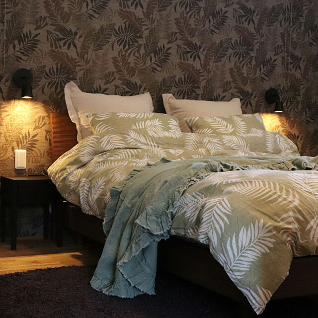 Bedroom,ニトリ,ボタニカル柄の壁紙,フランスベッド,ニトリの寝具カバー,ニトリのジャンボクッション bluestoneの部屋