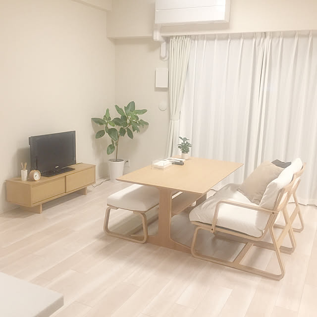 Lounge,シンプル,テレビ,AVラック,ベンチ,テーブル,観葉植物,無印良品,ナチュラル,ソファ,ミニマリスト,アロマディフューザー,時計 yuckeyの部屋