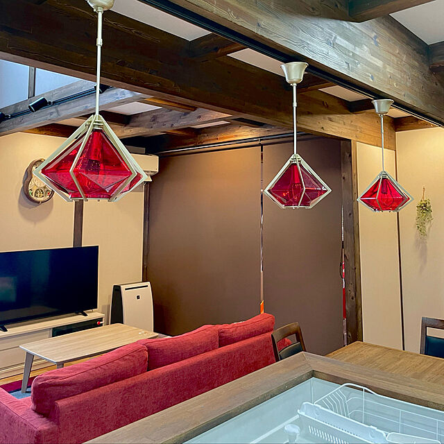赤いソファー,木の家,赤,ペンダントライト,ダイヤモンド型ランプ,Lounge Runaの部屋