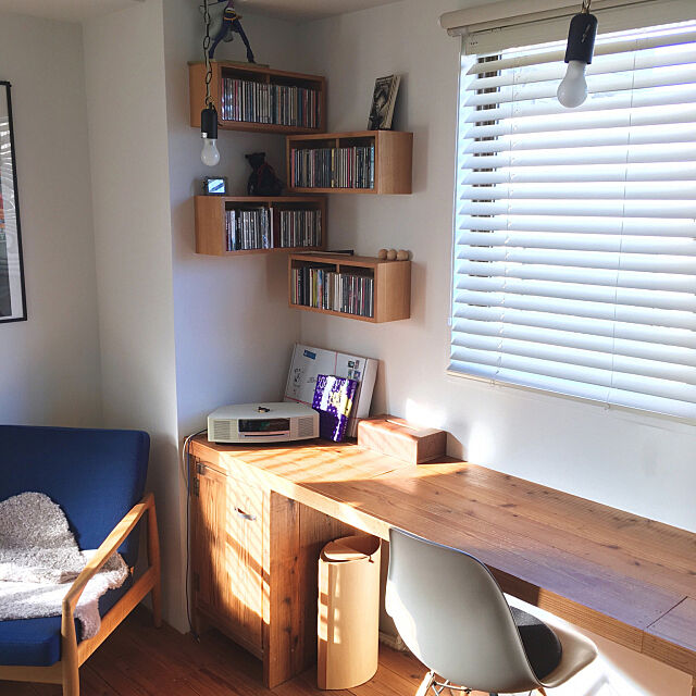 My Desk,イームズチェア,ペイント壁,IKEA,ワンルーム,一人暮らし,無印良品,ムートン,ペーパーナイフソファ,壁に付けられる家具,WOODPRO 445の部屋