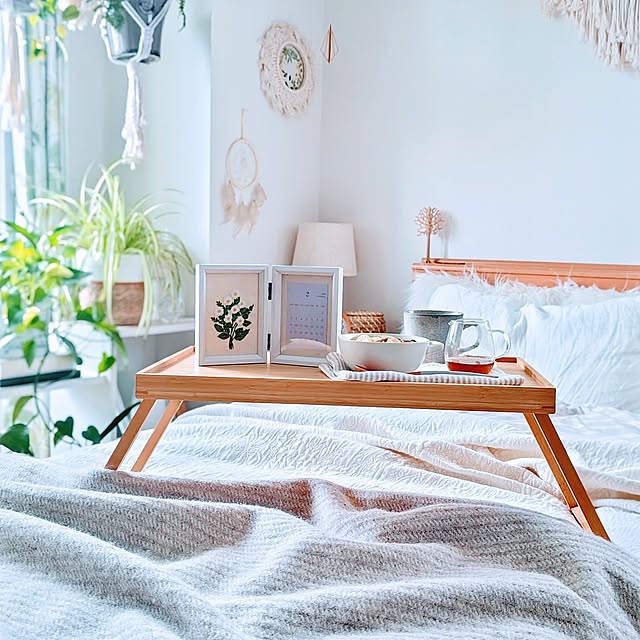 Bedroom,季節を楽しむ暮らし,観葉植物,一人暮らし,マンション,URBAN GREEN LIFE,ハンドメイド,刺繍,2025.2.1,手作りカレンダー,2025年カレンダー,ベッドトレイ,手作りグラノーラ,マグカップ,オートミール,刺繍カレンダー2025,ダイソーカレンダー2025リメイク,ダイソーフォトフレーム YuriYuriの部屋