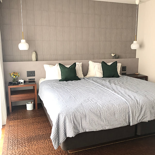 Bedroom,シンプルな暮らし,無印良品,無垢の床,スプーンカット,エコカラット,サイドテーブル,シモンズベッド,シングルベッド2台,夏の模様替え,間接照明,癒し,夏,ルイスポールセン,小さな幸せ,北欧インテリア,好きなもの,暮らしを楽しむ,丁寧な暮らし,フォロー&いいね ありがとうございます♡,読んでくれてありがとうございます♡,夫婦ふたり暮らし,２０２４,楽しむLIFE Rororiの部屋