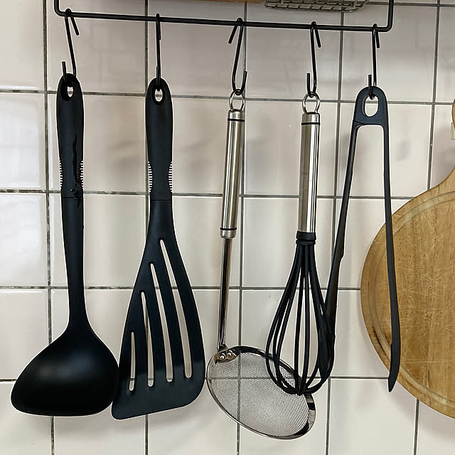 Kitchen,あくとりはシェフランド,泡立て器はシェフランド,フライ返しはOXO,トングはmaina,お玉はOXO,キッチンツール吊り下げ,キッチンツール収納,キッチンツール掛け,キッチン道具,中古住宅,終の住処 kazu-cafeの部屋
