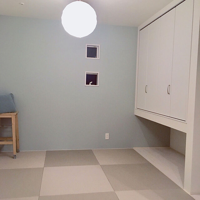 Lounge,和室,ブルーグレーの壁,ダイケン畳,灰桜色,IKEA 照明,和室収納,吊り押入れ okanaの部屋
