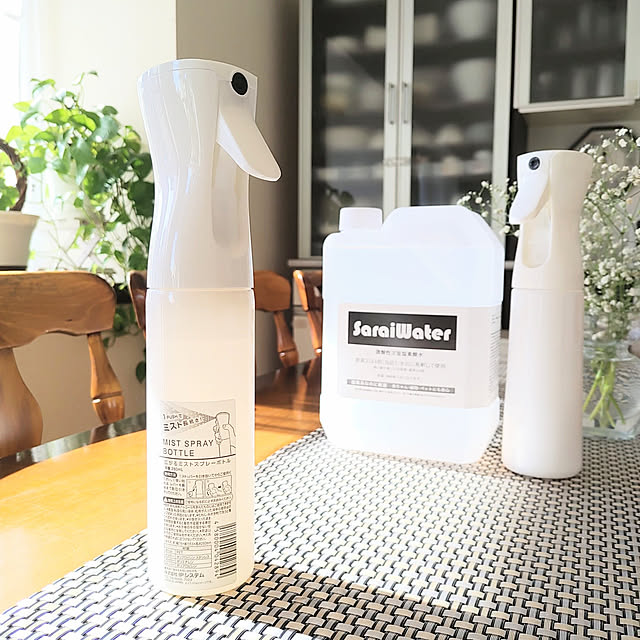 雑貨,マンション暮らし,広がるミストスプレーボトル,ミストスプレーボトル,次亜塩素酸水,観葉植物のある暮らし,出窓,グリーン,ポトス,花のある暮らし,かすみ草,テーブルランナー,サライウォーター,感染対策,消毒スプレー,百均,セリア,seria,除菌消臭,コロナ対策,霧吹き,除菌,My Shelf love1017の部屋