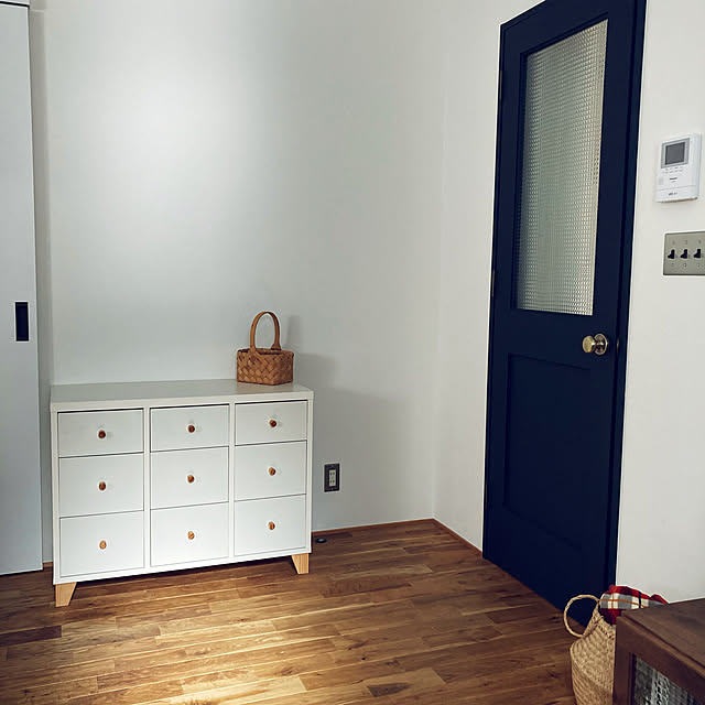 ネイビーの扉,IKEA,ナチュラルインテリア,シンプルインテリア,北欧インテリア,モモナチュラル,無印良品,グレー好き,無垢,北欧,ナチュラル,グレーインテリア,無機質,シンプル,ハンモックのある暮らし,チェスト,ハンモック,無垢床,Lounge,アメリカンスイッチ kumisの部屋