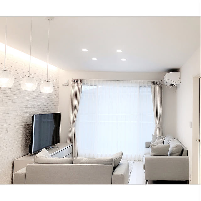 Lounge,LIXIL,子どものいる暮らし,ソファ,ペンダントライト,ホワイト,新築,グレー,二世帯住宅,ホワイト×グレー,星型クッション,エコカラット,Panasonic,パモウナ,間接照明 kuminの部屋