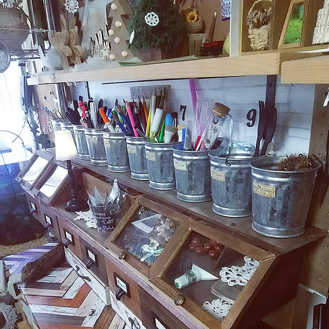 My Shelf,100均アイテム,100均,ダイソー,セリア,フェリシモ,100均リメイク,デスクラック,ペン立て,ブリキポット,アトリエコーナー,アンティーク調画びょう,フォトフレームリメイク,インテリアネームプレート 黒塗装,ドロワーボックス,アンティーク調ライト,リメイクシート木目調ランダム,mag掲載 Netemosametemo-COOの部屋