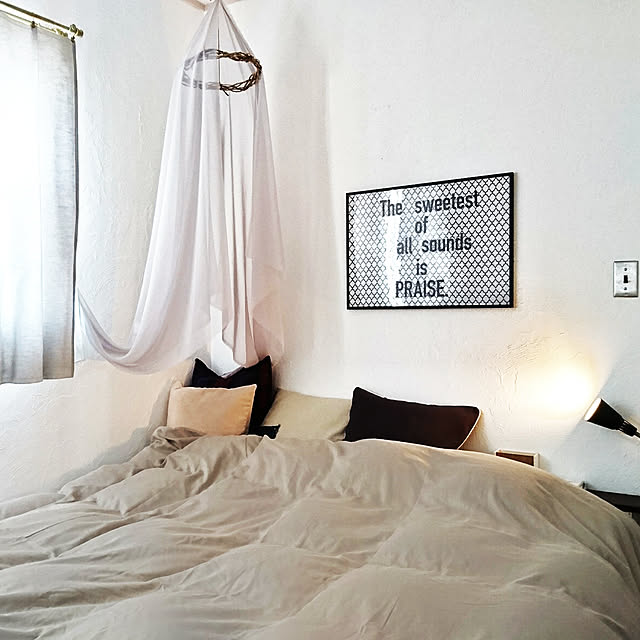 Bedroom,寝室,ベッドルーム,グレーインテリア,天蓋風,IKEA 照明,パズルフレーム,ステッカー,キャンドゥ,手作りカーテン m-chocoの部屋