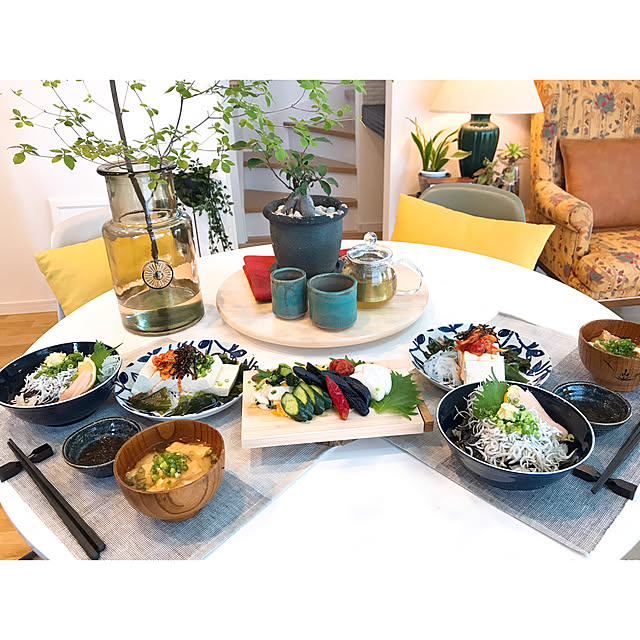 Kitchen,檜のまな板,ニトリの箸置き,ニトリの急須,昼食コーデ,オリーブプレート,ネイビーボウル,19.5cmプレート,16cmボウル,ニトリ,食器,ニトリ2018食器モニター,モニター,夏食器,お皿,植物のある暮らし,ランプのある暮らし,ホワイトインテリア,ナチュラルインテリア,ドウダンツツジ,ニトリのダイニングテーブル,アクタスの花瓶,100均食器,ダイソーランチョンマット,IKEAターンテーブル,陶器,美濃焼,テーブルコーディネート 2winkle-starの部屋