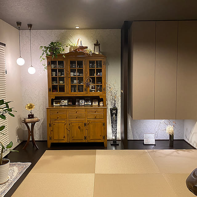 ペンダントライト,観葉植物,アンファン,カップボード,間接照明,吊り押入れ,LIXILインテリア格子,LIXIL,和モダン,アクセントクロス,ミックスインテリア,Overview,プリーツスクリーン,フィカスベンガレンシス yumirilの部屋