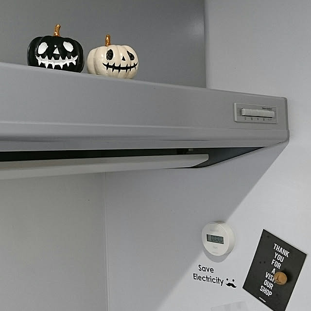 On Walls,ハロウィンディスプレイ,キッチン換気扇上,ひとり暮らし 1K,ポストカードディスプレイ,マグネット bary.minamiの部屋