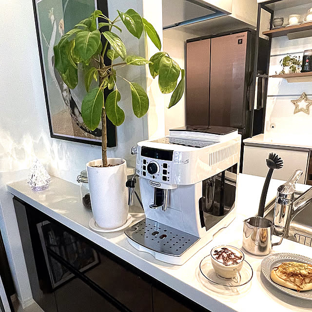 コーヒーメーカー,コーヒーのある暮らし,2LDK,キッチンアイテム,ホワイト×ブラウン,小さなお部屋,小さな暮らし,シンプルな暮らし,のんびり暮らす,ご訪問ありがとうございます⁘⚘⁘⚘⁘⚘⁘,癒し,緑のある暮らし,Kitchen amu.comの部屋