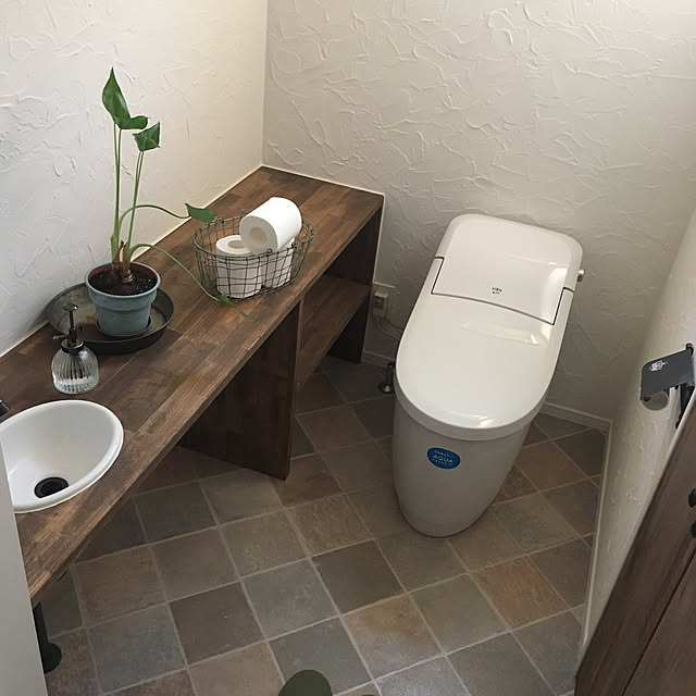 Bathroom,造作棚,観葉植物,トイレ,レトロ,カフェ風,塗り壁,シャビー,漆喰壁,雑貨屋さん風,mamanの家,トイレの壁,ホワイト,トイレ手洗い,伊吹物産 Suzuki.Pandaの部屋