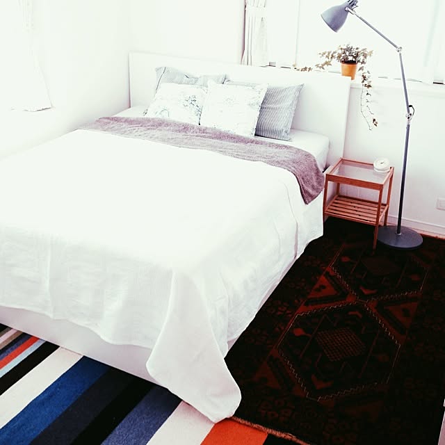 Bedroom,IKEA,ベッド,植物,照明,ベッドカバー,サイドテーブル,クッション,鉢カバー,ペルシャ絨毯 yossyの部屋