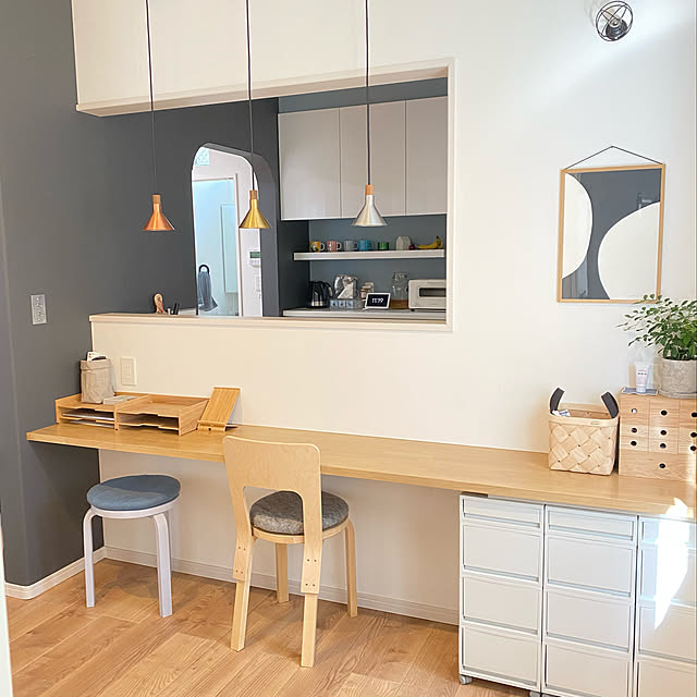 リビング学習,verso design,ブルーグレーの壁,ポリプロピレンケース,キッチンカウンター,chair66,ペンダントライト,スツール60,観葉植物,artek,グリーンのある暮らし,リビングでもダイニングでも使えるシリーズ,クリッパン,無印良品,ポリプロピレン収納,スタディーコーナー,MDF小物収納,黒板クロス,アルテック,スタディースペース,書類整理トレー,カウンターテーブル,Lounge,北欧,MOEBE フレーム,キッチン背面 tomimiの部屋