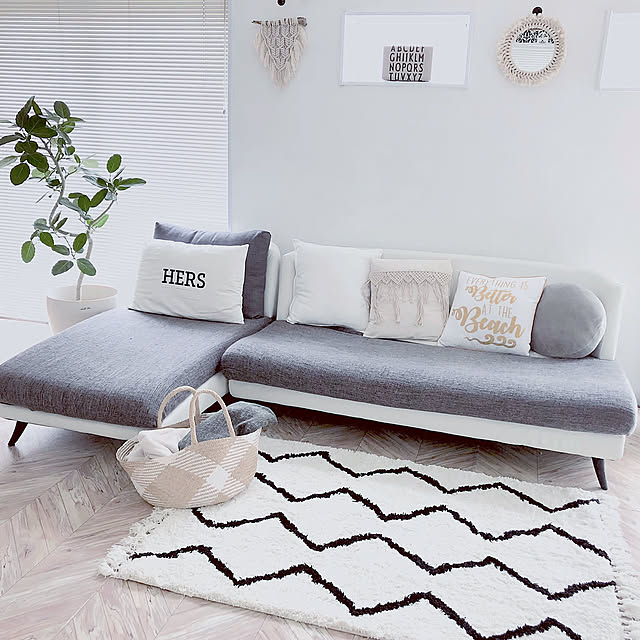 2019.6.2,椅子,ラグ,ZARA HOMEバスケット,コメントお気遣いなく(⁎ᴗ͈ˬᴗ͈⁎),シンプルインテリア,ホワイトインテリア,ベンガレンシス,フォロワーさんに愛❤︎感謝,ゴムの木の仲間,北欧,ナチュラル,ヘリンボーンの床,グリーンのある暮らし,しまむら園芸,マクラメクッションカバー,ベニオワレン風,ZARA HOME,ニトリ,グレー×ホワイト,モノトーンインテリア,IKEA,海外インテリアに憧れる,モノトーン,ジグザグ柄,フォローありがとうございます♡,Lounge,娘夫婦から貰ったソファー,CASACASA,白黒グレー nagi-cの部屋
