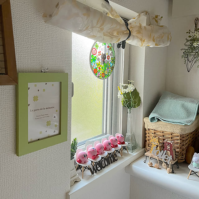 セリアのミニチュアチェアー,カービィ,東向きの窓,お気に入り,ステンドグラス,スリコかサリュのカゴ収納,ダイソーのフレームだったかな…,セリアのカーテンタッセル,スリコのカフェカーテン,小窓際,トイレの小窓まわり,明るくなりました.:*✧,インテリア雑貨大好き,100均雑貨,2階のトイレ,プチ模様替え,100均大好き,Bathroom eriharuの部屋