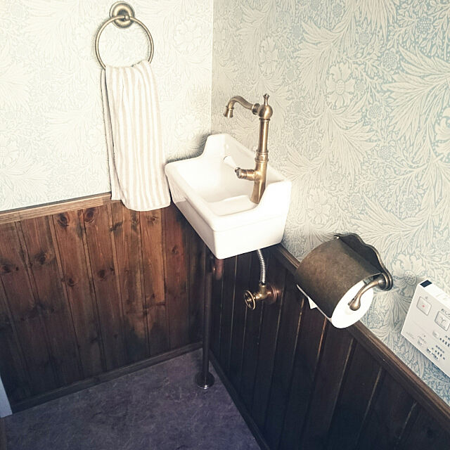 Bathroom,お気に入り,真鍮,ブラス,ゴーリキアイランド,カクダイ水栓,エッセンス手洗器,腰壁,ウィリアムモリスの壁紙 longneiの部屋