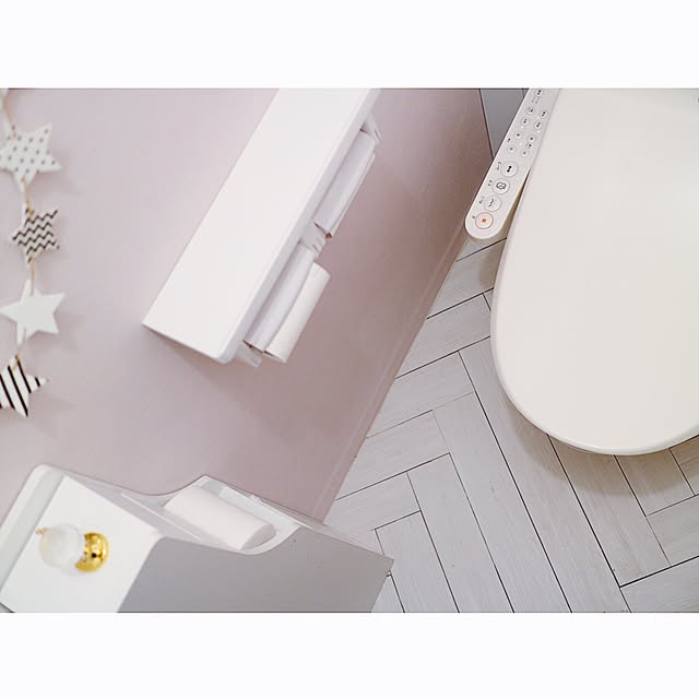 Bathroom,白い床,可愛いのが好き,大家族,ピンクの壁紙,ピンクの壁,ガーランド,セリア,ウォシュレットデビュー,ウォシュレット設置,ウォシュレット,フロアタイルの床,フロアタイル,ヘリンボーンDIY,ヘリンボーンの床,ヘリンボーン,DIY,ニトリ smileyの部屋